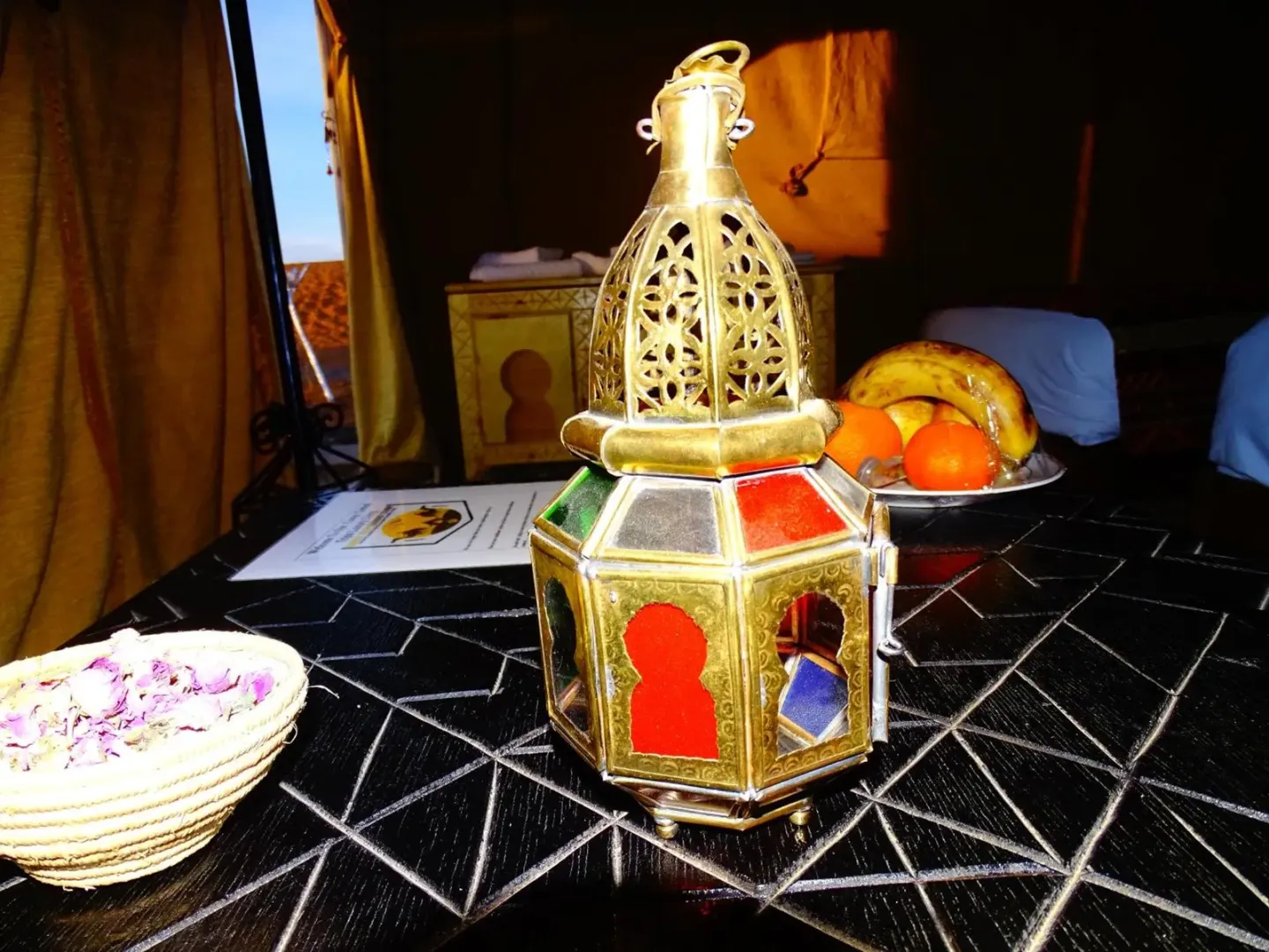 Detalle decorativo de una lámpara en Camel Luxury Camp en Merzouga
