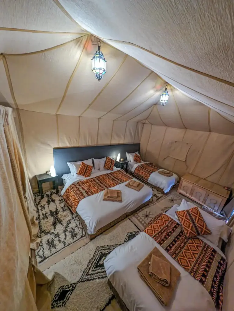 Interior de una tienda familiar en Camel Luxury Camp en Merzouga