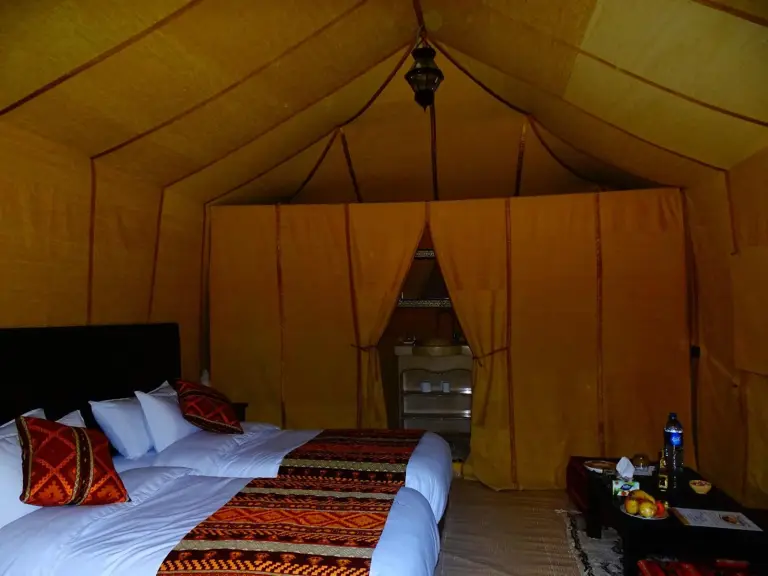 Interior de una tienda en Camel Luxury Camp en Merzouga