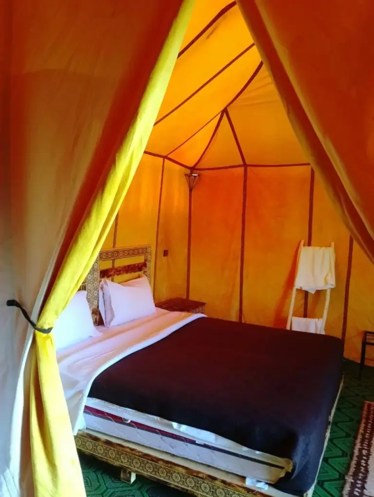 Chambre de tente accueillante à Camp Under Stars