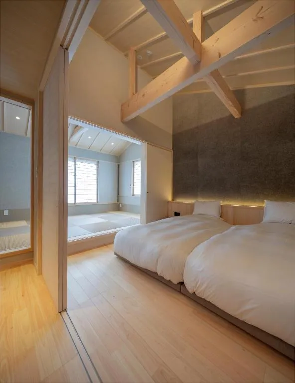 Habitación y área de estar en Campton Kiyomizu Vacation Rental en Kioto