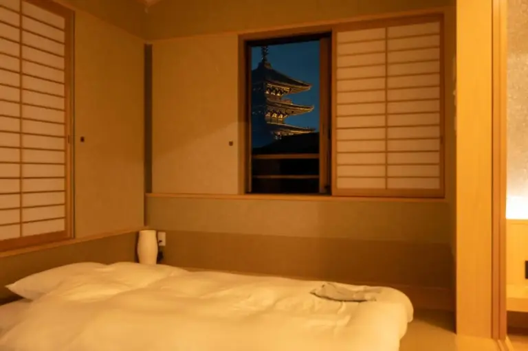 Nachtansicht vom Schlafzimmer in der Campton Kiyomizu Ferienwohnung in Kyoto