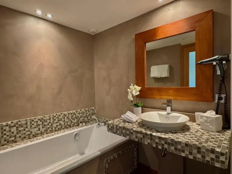 Elegante bañera en el baño de Cannes Villa St Barth