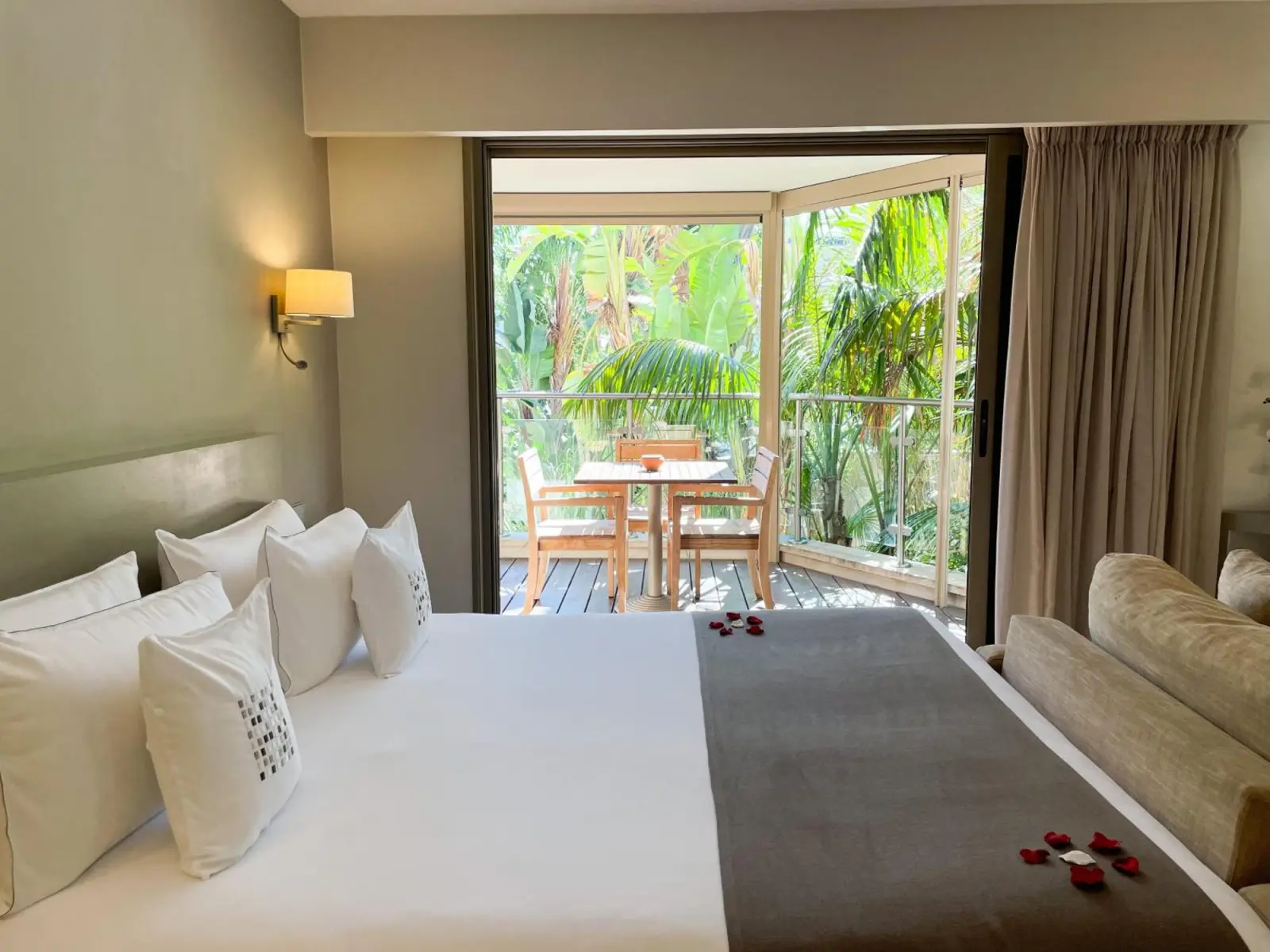 Vista al jardín desde el dormitorio en Cannes Villa St Barth