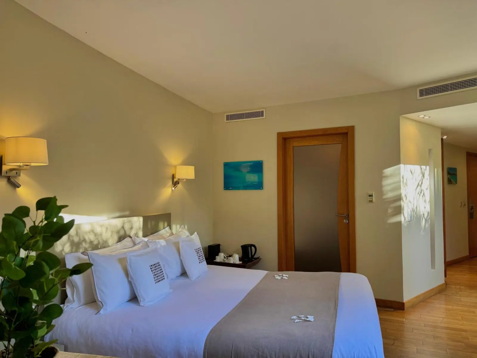 Habitación cómoda con luz natural en Cannes Villa St Barth