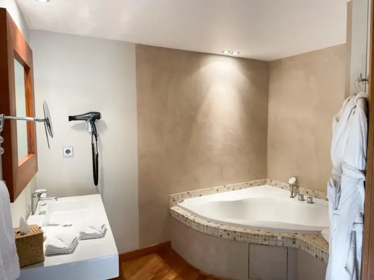 Bañera de hidromasaje en el baño de Cannes Villa St Barth