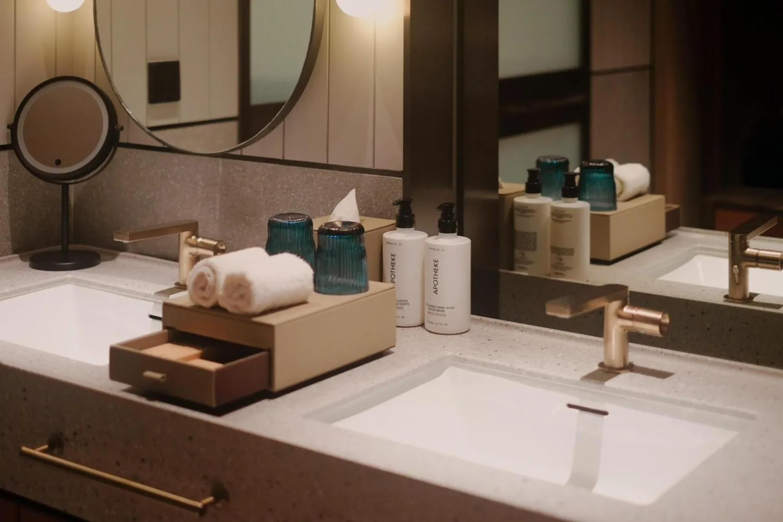 Articles de toilette de qualité supérieure dans la salle de bain du Canopy By Hilton Bangkok Sukhumvit