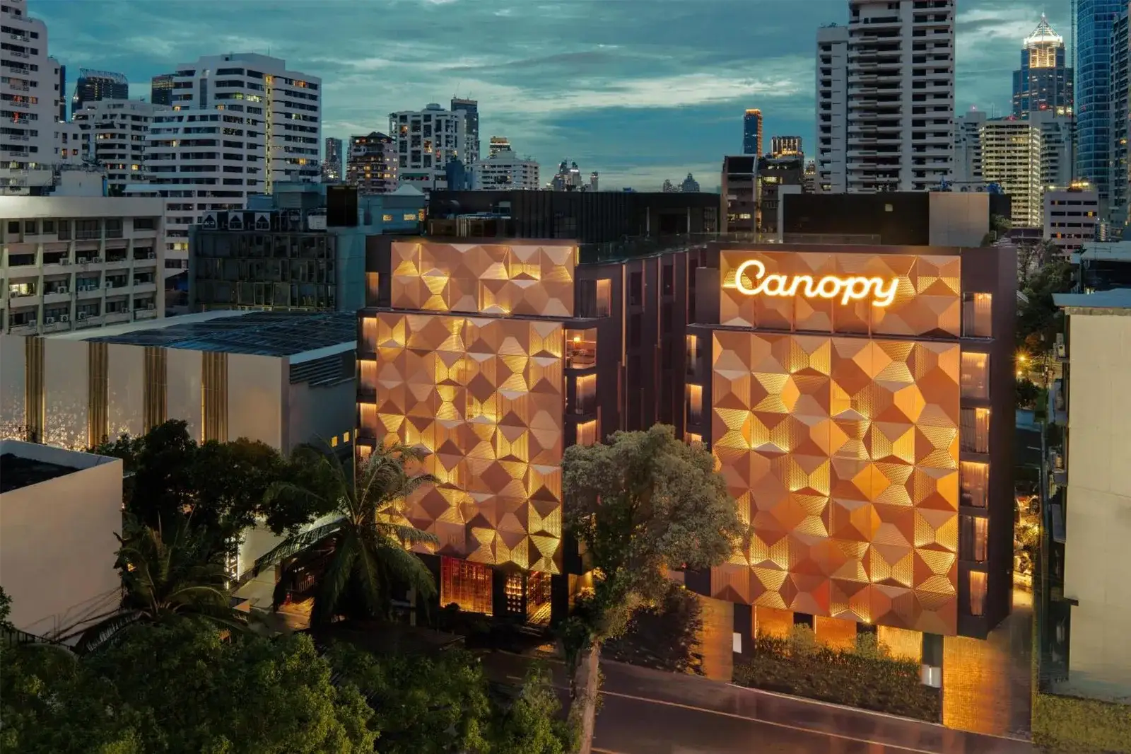Vue extérieure du Canopy By Hilton Bangkok Sukhumvit mettant en valeur son architecture moderne