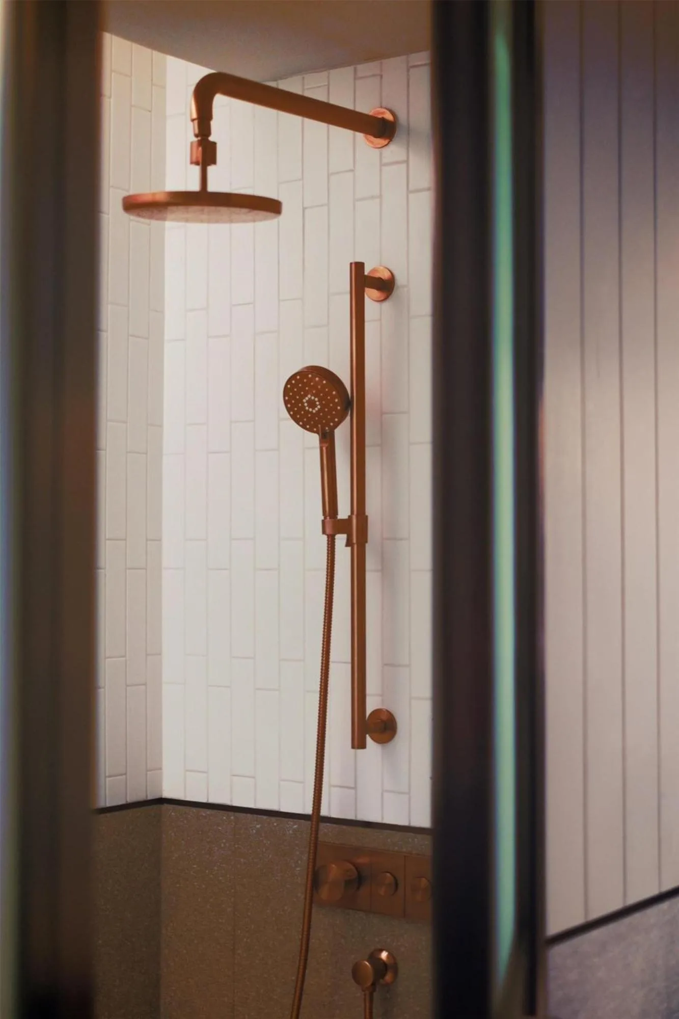Douche moderne dans la salle de bain du Canopy By Hilton Bangkok Sukhumvit