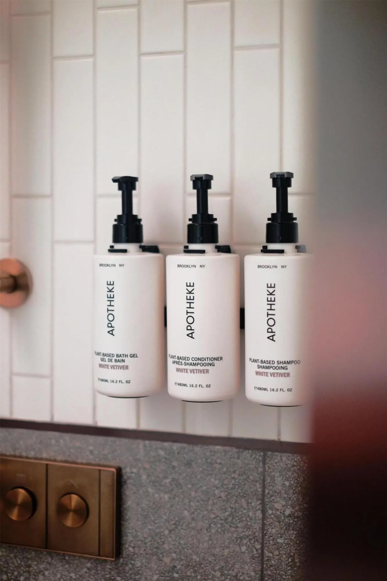 Produits capillables premium dans la salle de bain du Canopy By Hilton Bangkok Sukhumvit