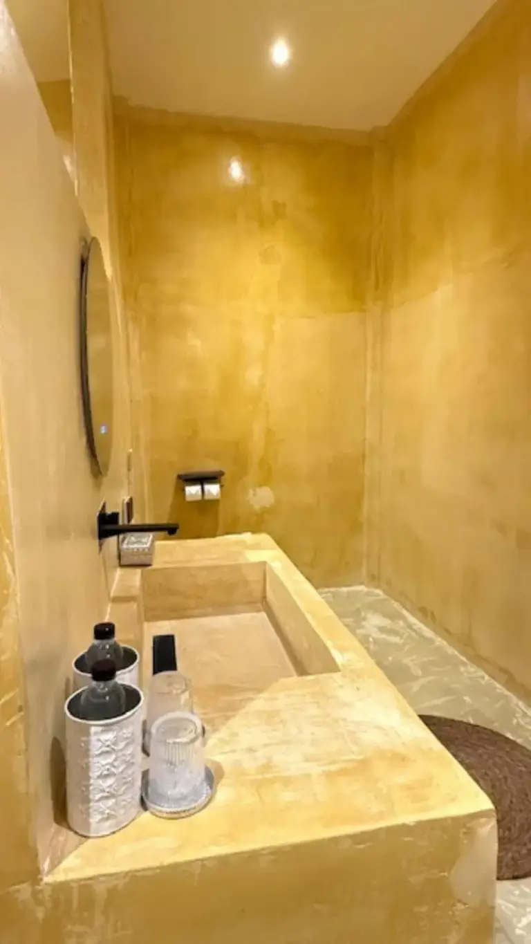 Badezimmerinterieur der Cape Beach Villa Samui