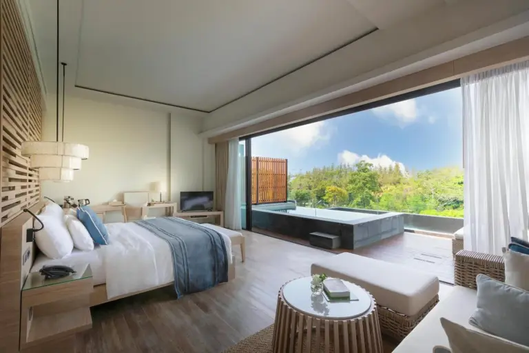 Suite con terraza privada en Cape Nidhra Hotel con vistas panorámicas