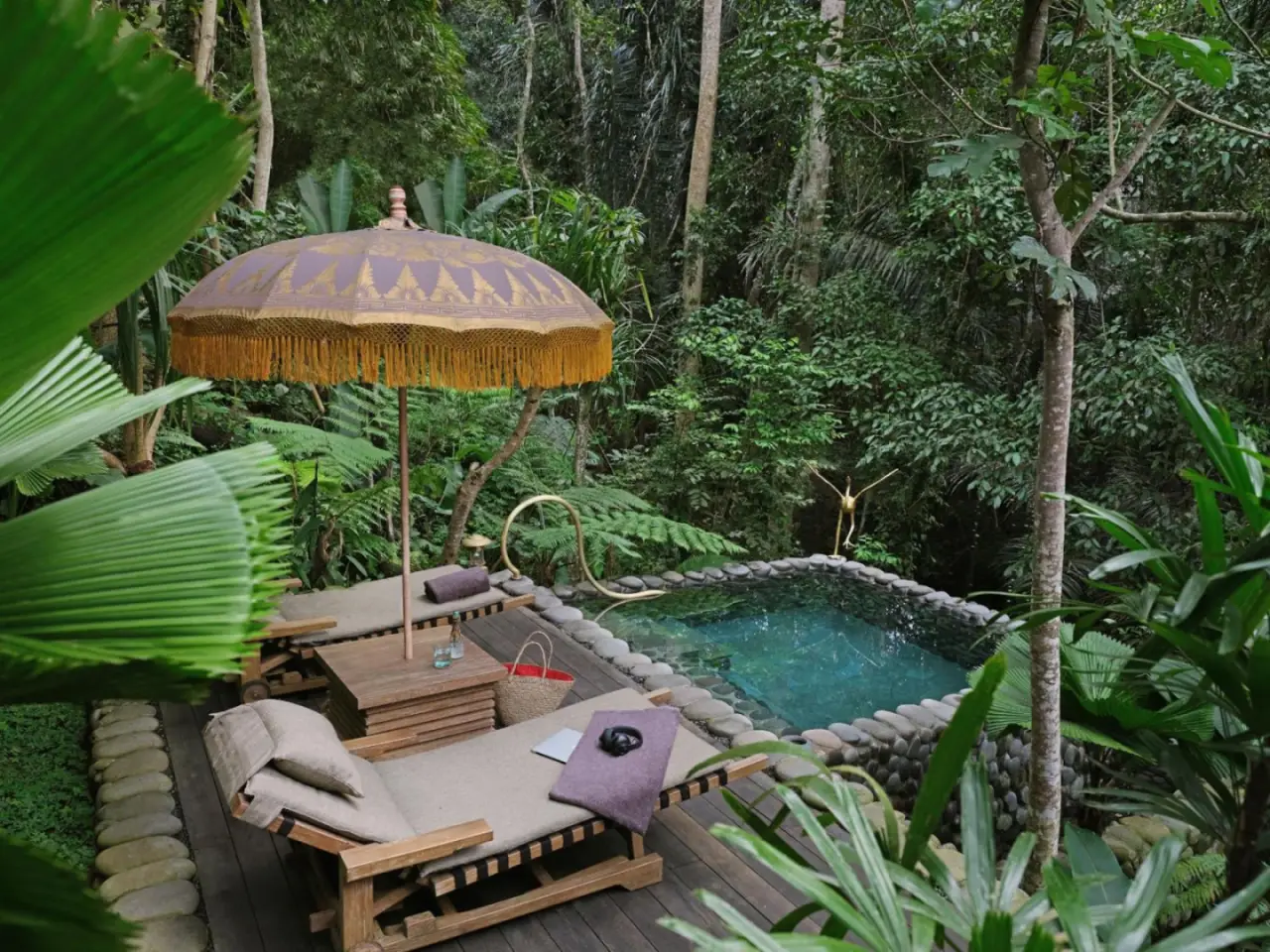 Área de piscina privada lujosa en Capella Ubud, Bali