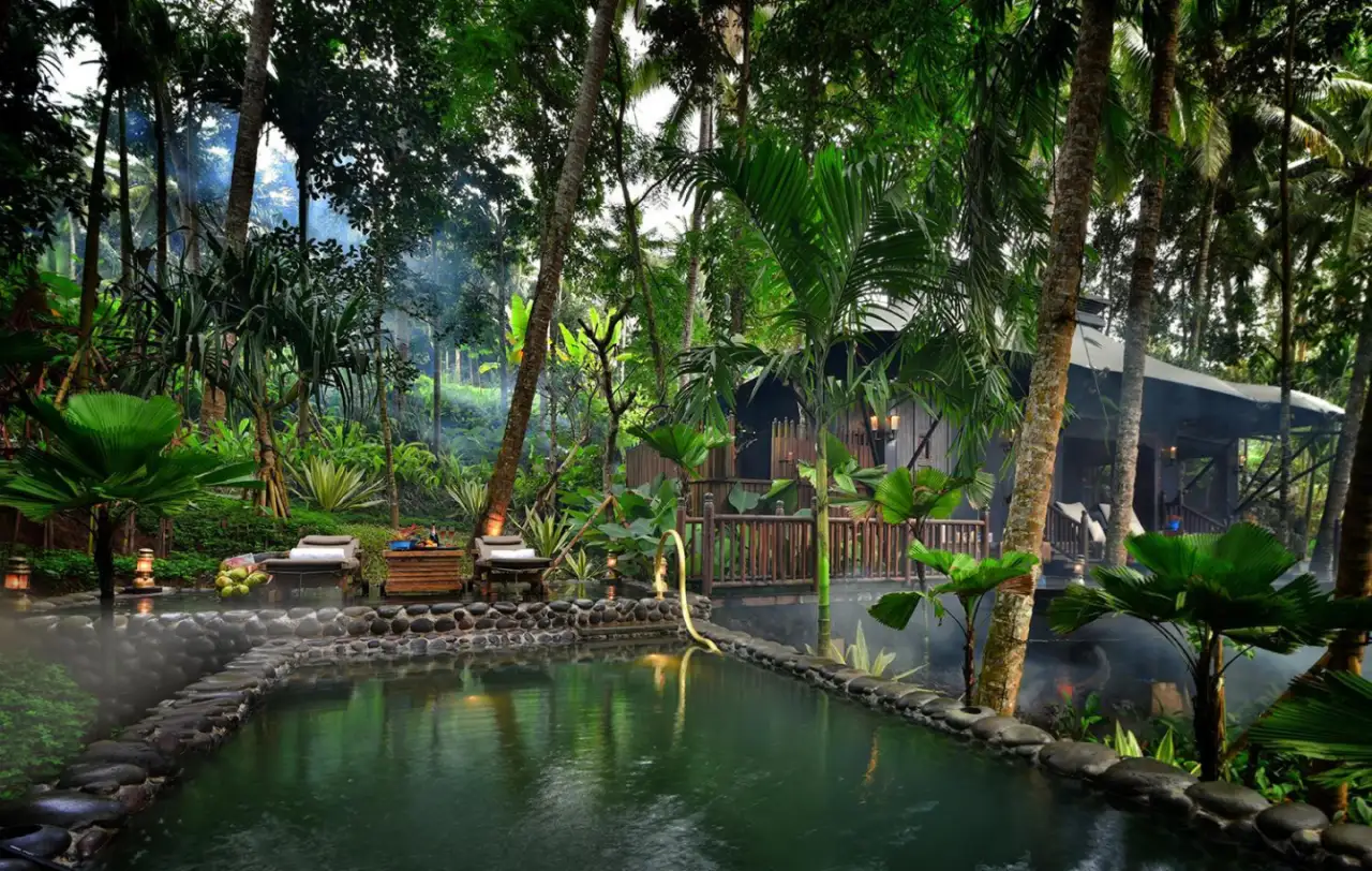 Área de piscina tranquila en Capella Ubud, Bali