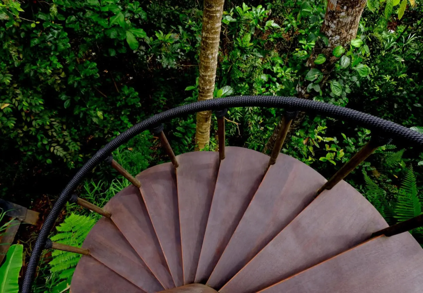 Impresionante escalera en espiral en Capella Ubud, Bali