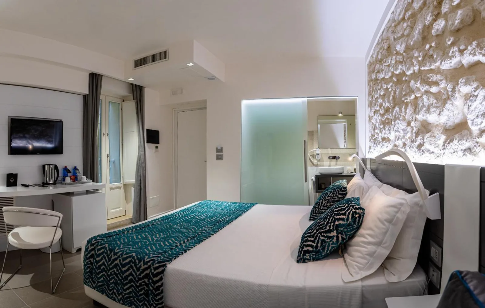 Charming room with rustic elements at Caportigia Boutique Hotel