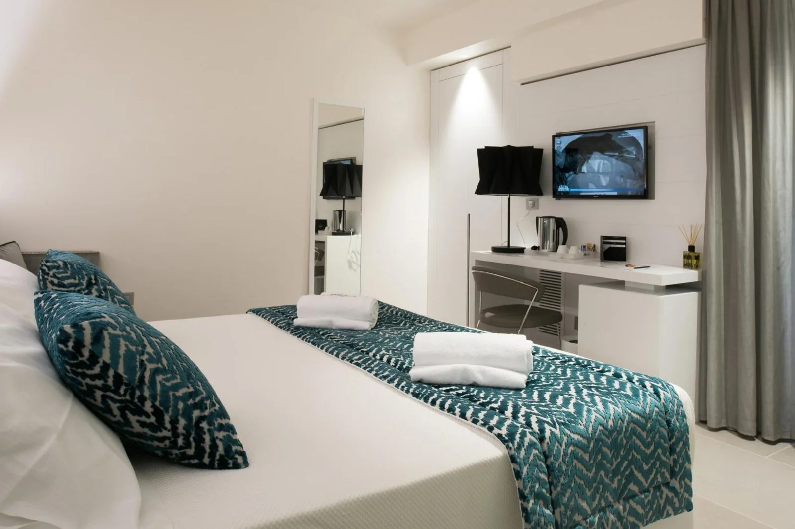 Room with modern amenities at Caportigia Boutique Hotel