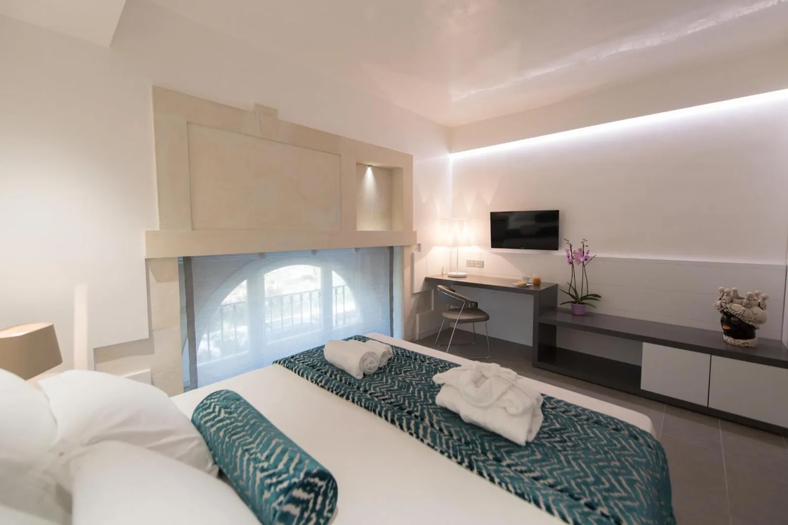 Stylish guest room at Caportigia Boutique Hotel