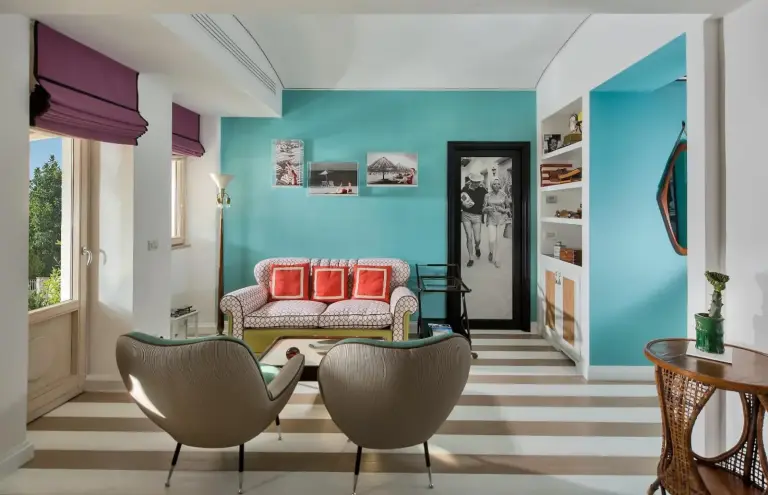 Charmantes Wohnzimmer im Capri Tiberio Palace mit farbenfroher Dekoration