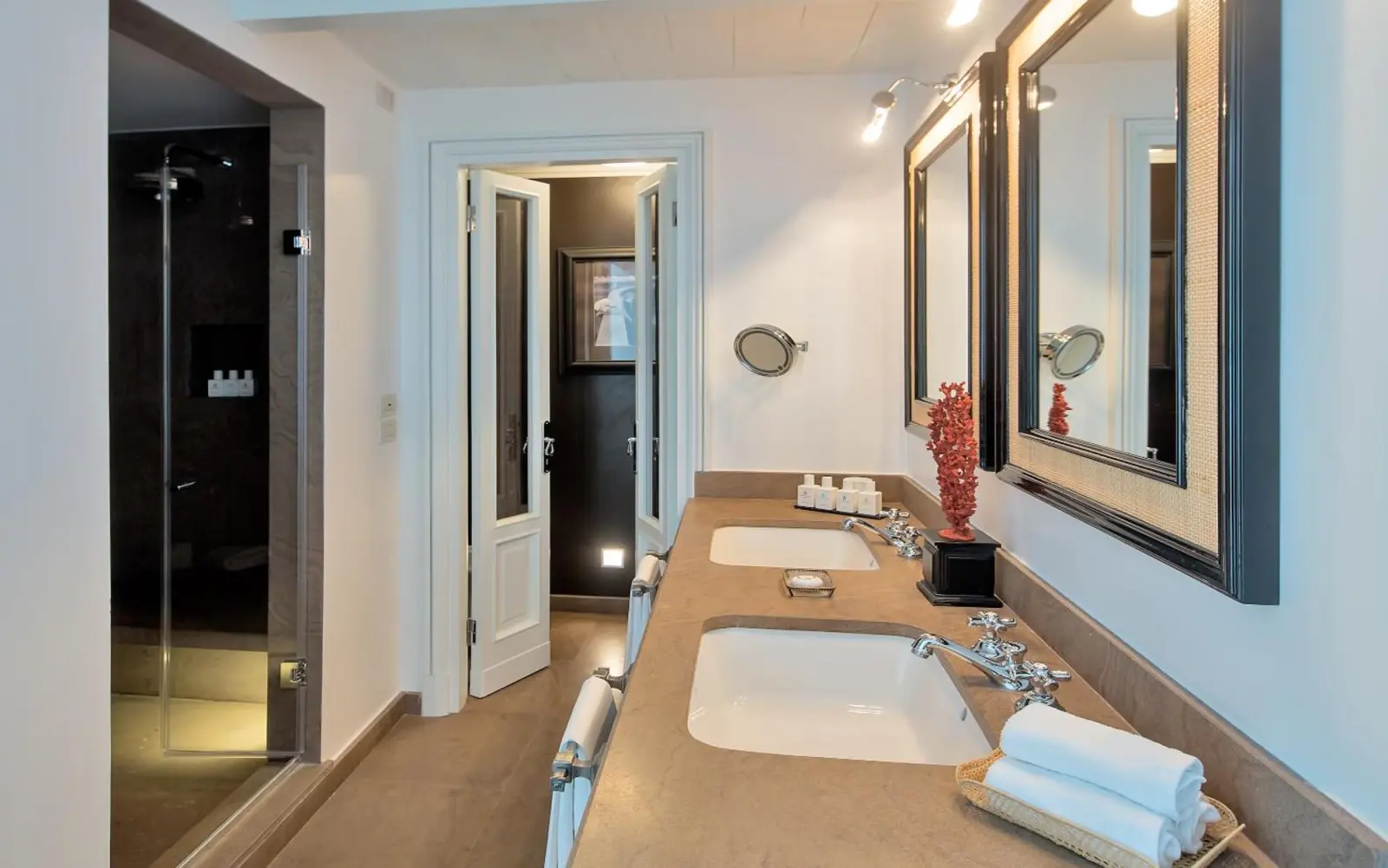 Elegantes Badezimmer im Capri Tiberio Palace mit modernen Armaturen