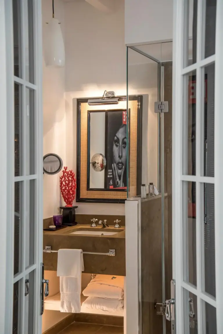 Modernes Badezimmer im Capri Tiberio Palace mit künstlerischem Dekor