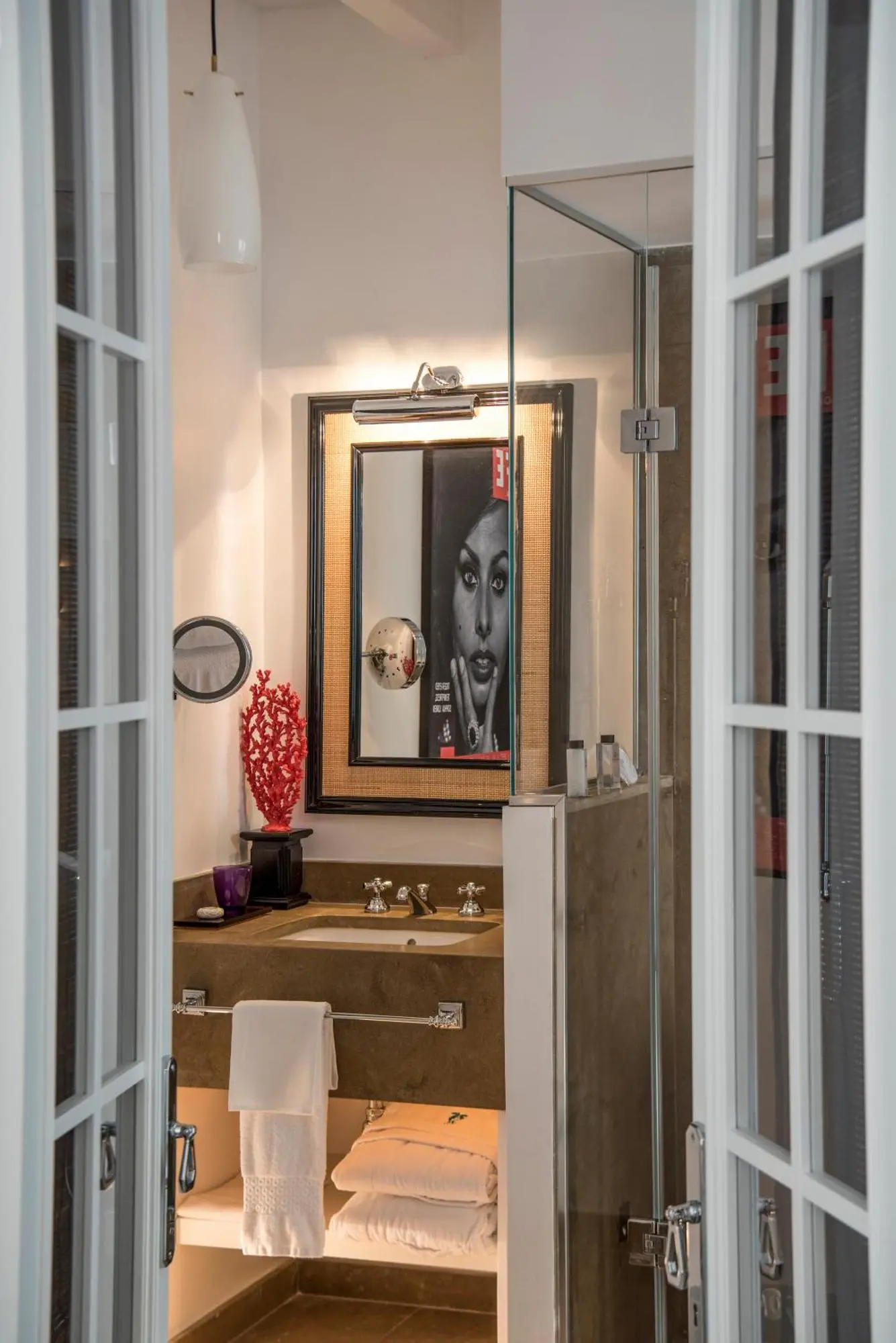 Modernes Badezimmer im Capri Tiberio Palace mit künstlerischem Dekor