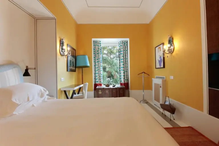 Vibrant Room im Capri Tiberio Palace mit gelben Wänden