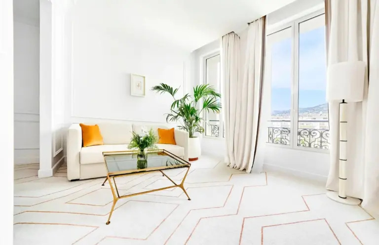 Loungebereich in einem Zimmer im Carlton Cannes, a Regent Hotel in Cannes