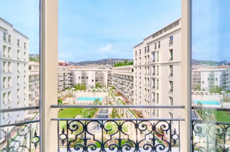 Blick von einem Balkon im Carlton Cannes, a Regent Hotel in Cannes