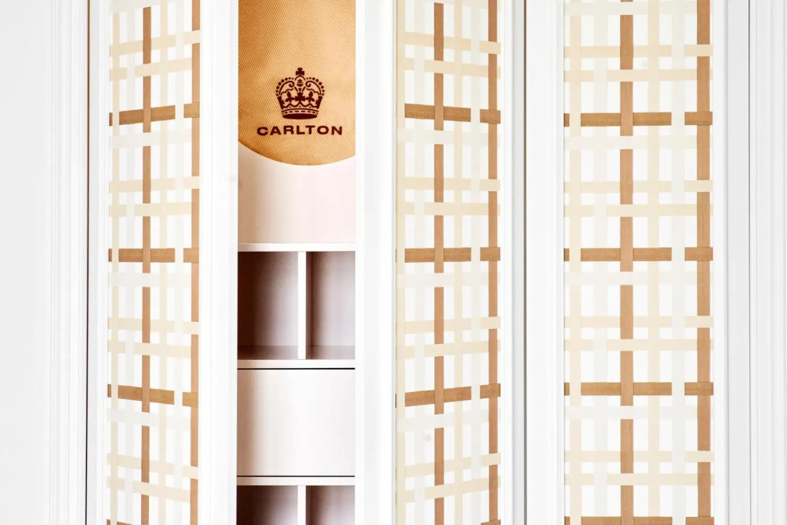 Details des Kleiderschranks im Carlton Cannes, a Regent Hotel in Cannes