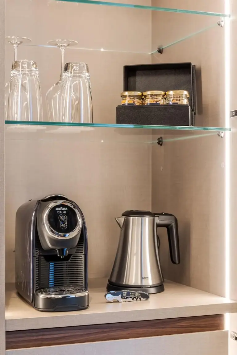 Kaffee- und Teeannehmlichkeiten im Zimmer im Casa Baglioni Mailand