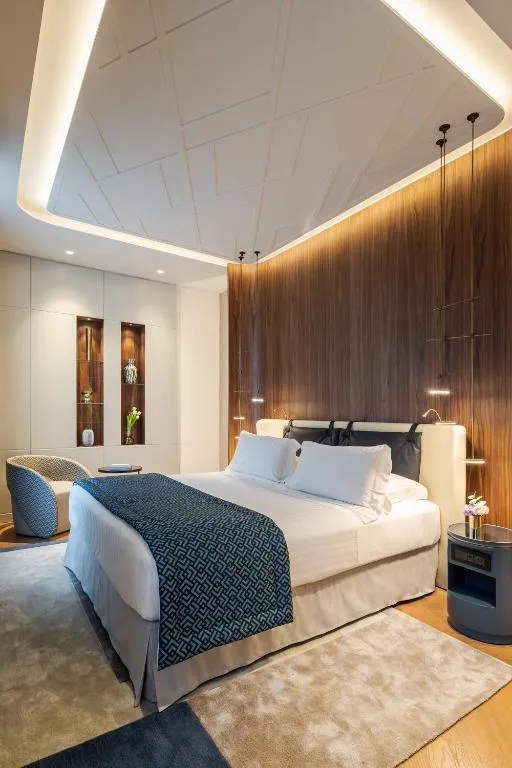 Chambre de luxe au design sophistiqué à Casa Baglioni Milan