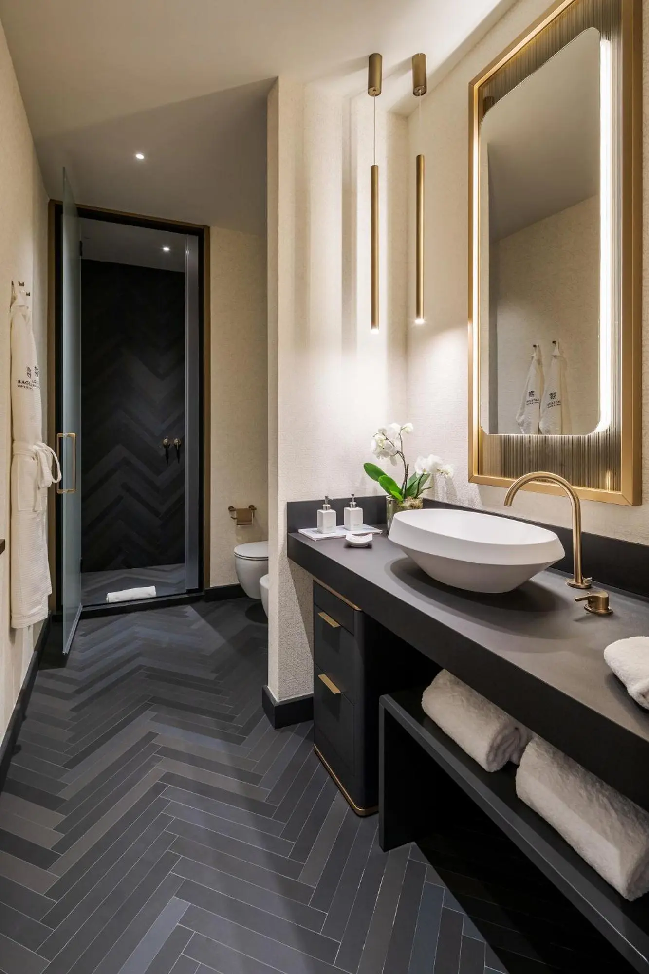 Stilvolles Badezimmer im Casa Baglioni Mailand mit zeitgenössischem Design