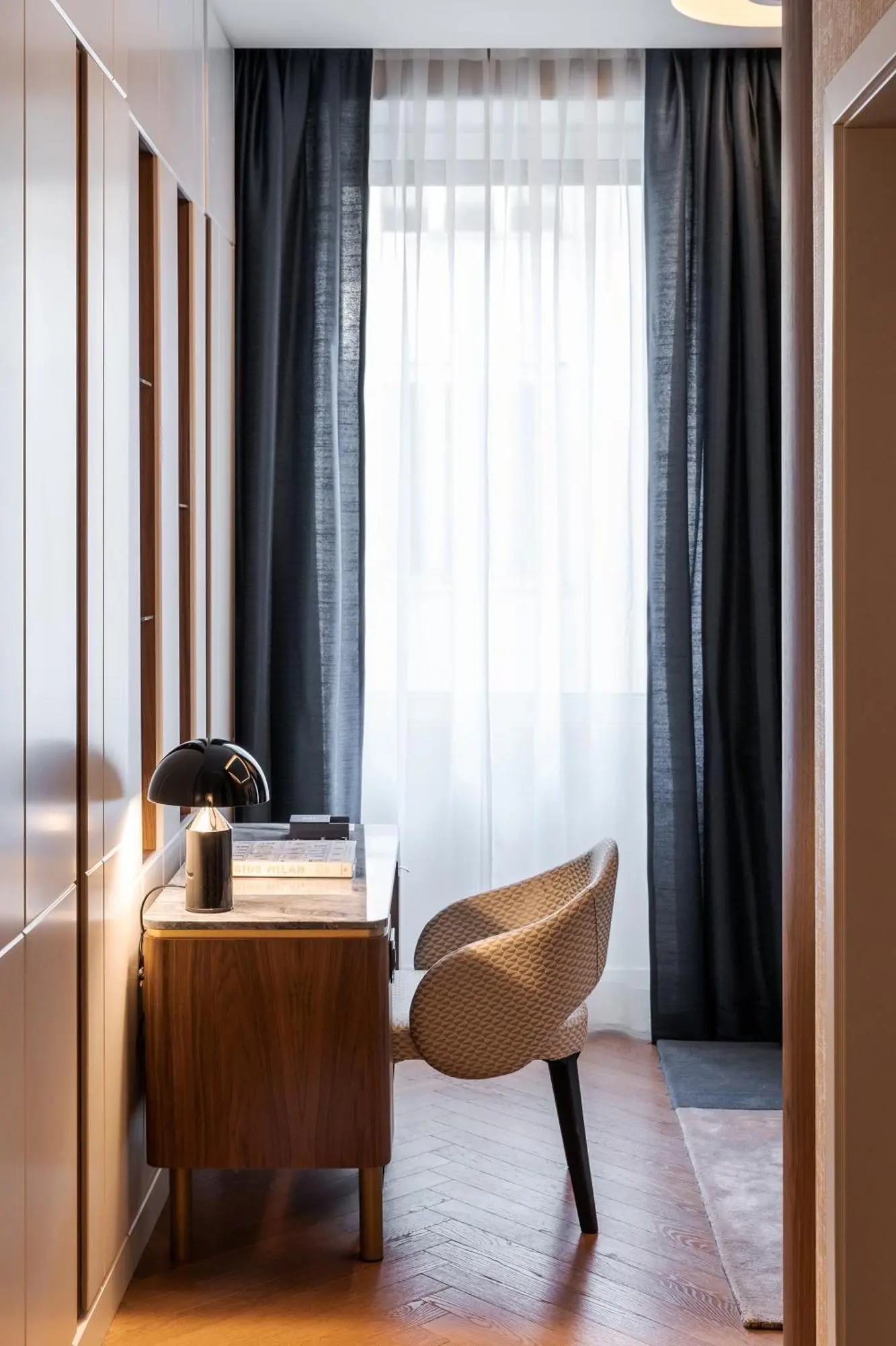 Workspace area in a guest room at Casa Baglioni Mailand