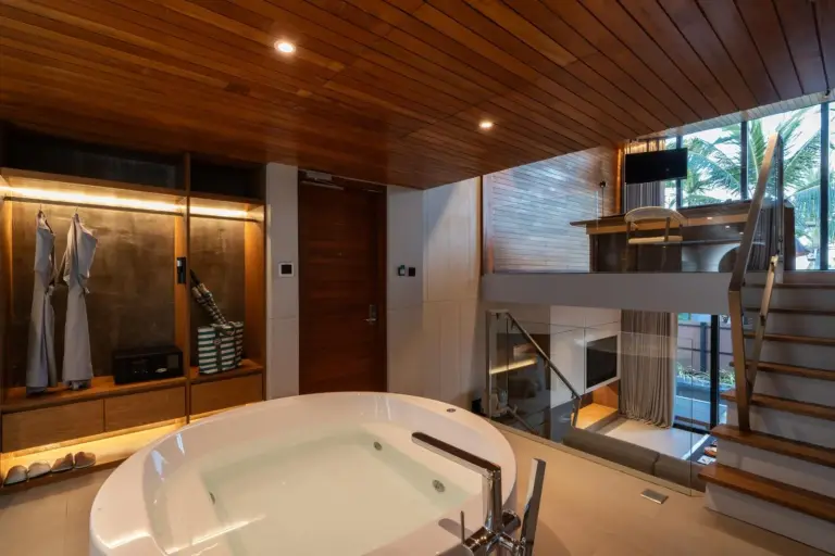 Espace jacuzzi intérieur dans une suite à Casa De La Flora avec vue spacieuse
