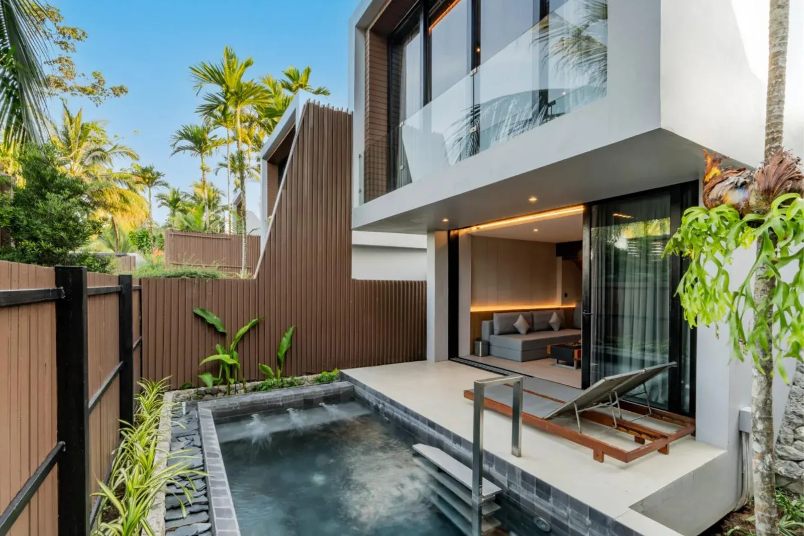 Vue extérieure d’une suite moderne à Casa De La Flora avec piscine privée