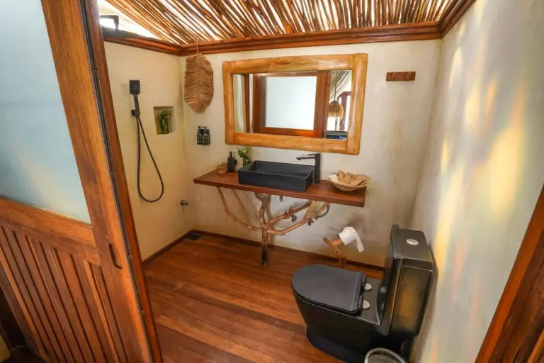Badezimmerausstattung im Casa Mikoko Resort