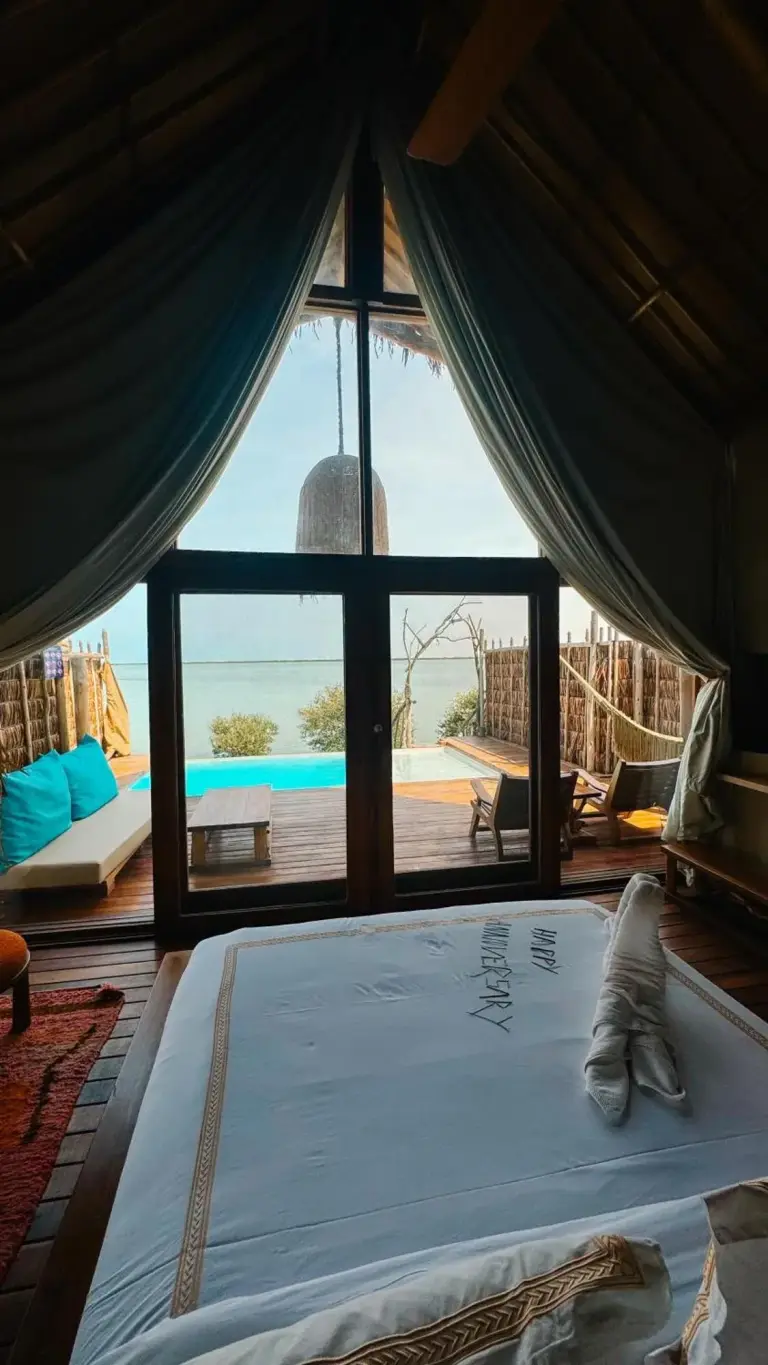 Innenansicht einer Suite im Casa Mikoko Resort