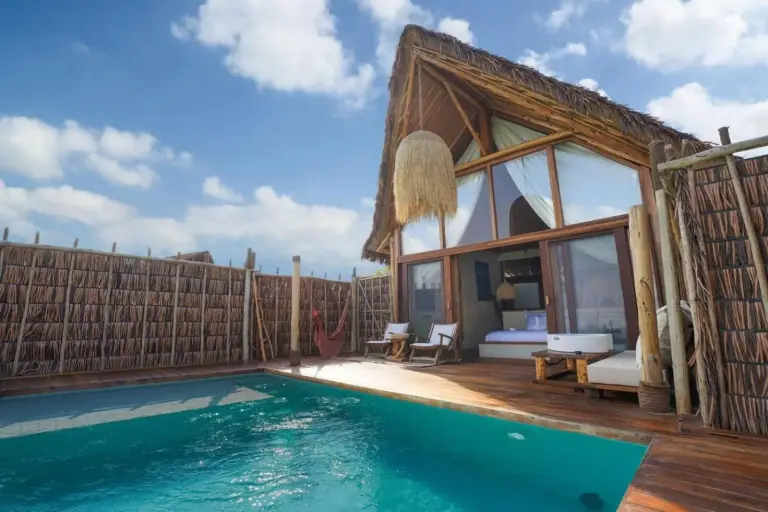 Außenansicht einer Suite im Casa Mikoko Resort