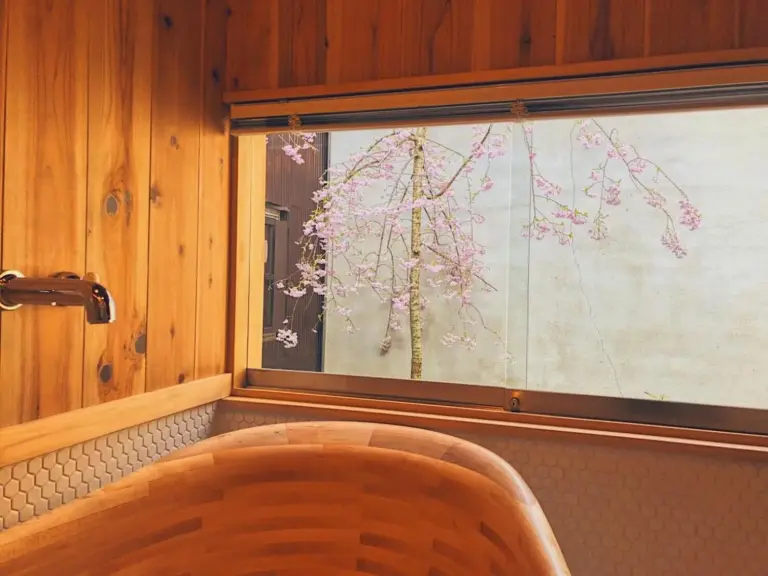 Bañera de madera con vistas en Casa OGUMO en Kyoto