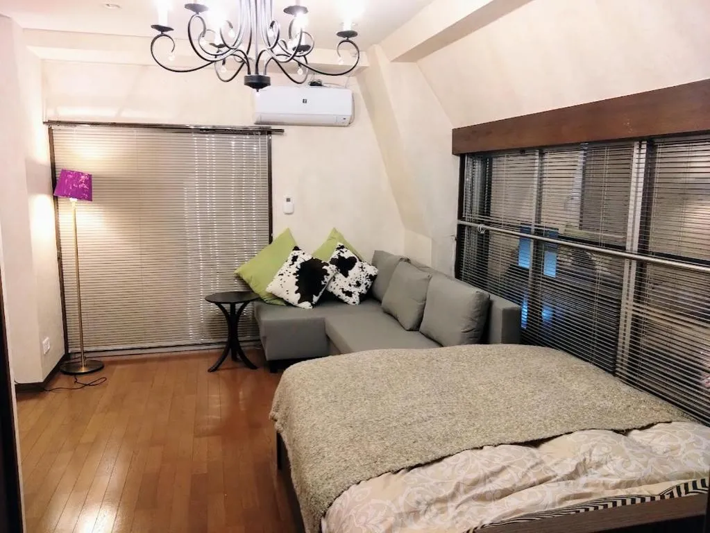 Casa Tokyo - Arakicho living room area