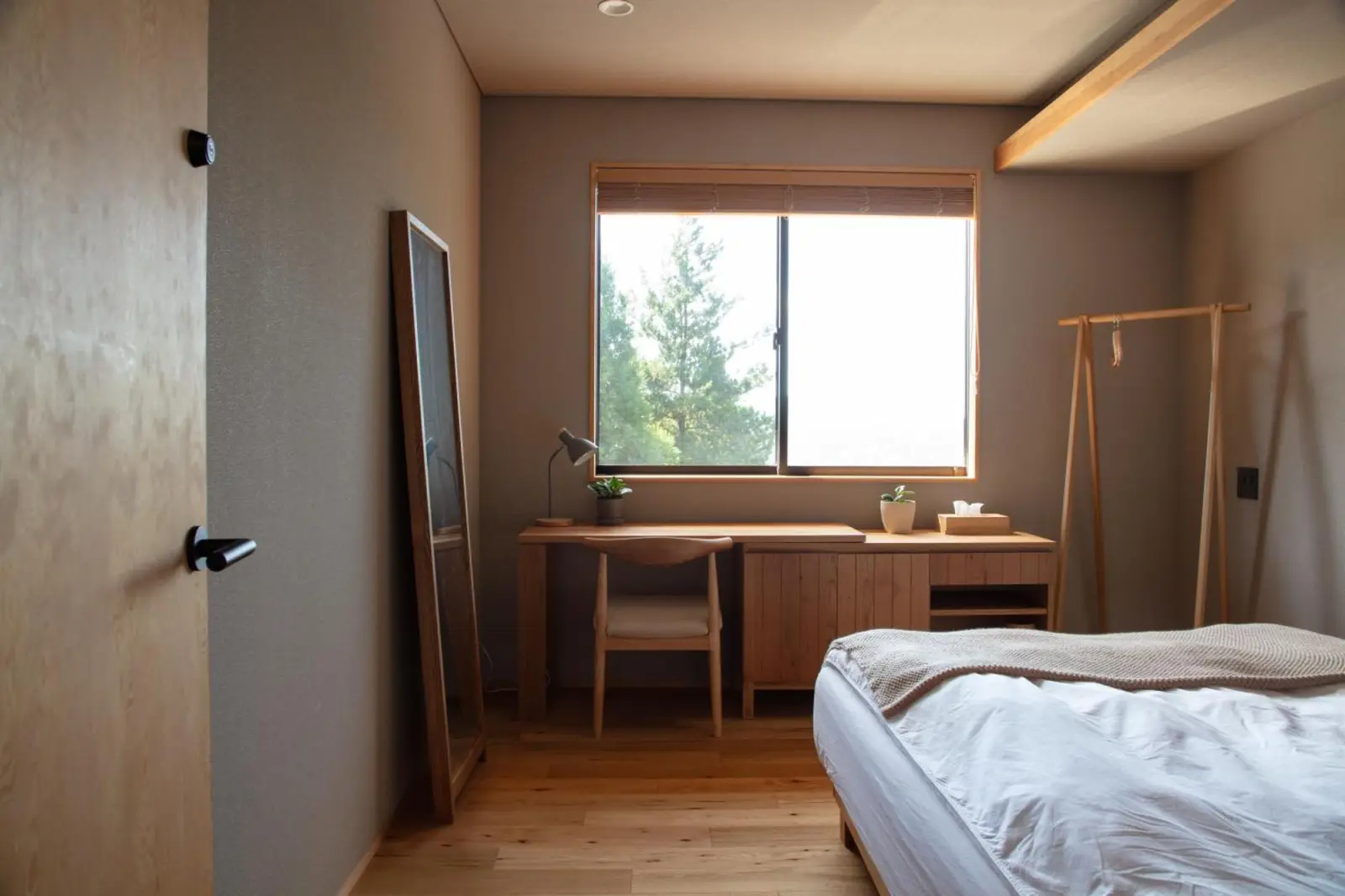 Minimalist bedroom in Casablanca Villa Hakone, Hakone