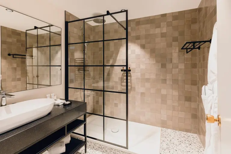 Modernes Badezimmer von Cèdre Beaune mit Dusche