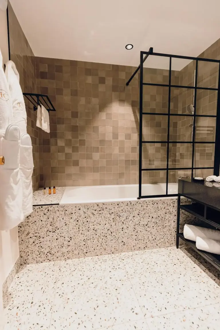Badezimmer von Cèdre Beaune mit Badewanne