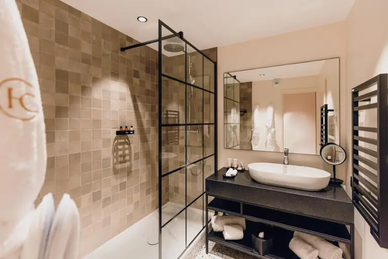 Moderner Duschbereich im Badezimmer von Cèdre Beaune