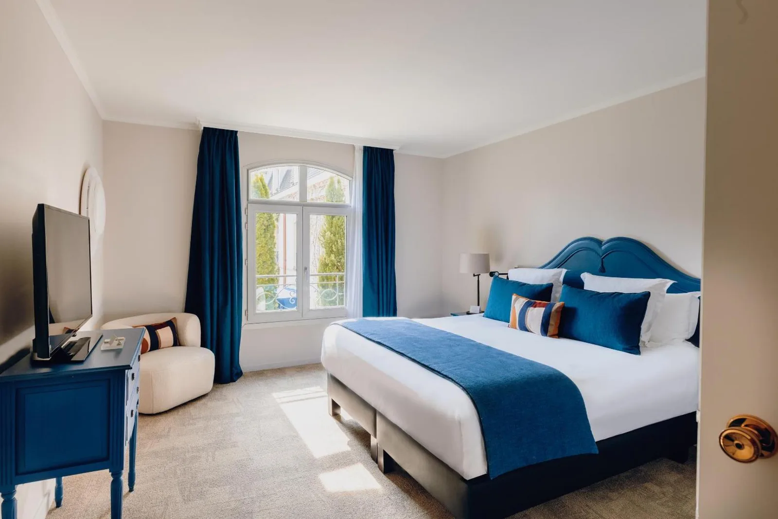 Stilvolles Gästezimmer von Cèdre Beaune mit blauer Einrichtung