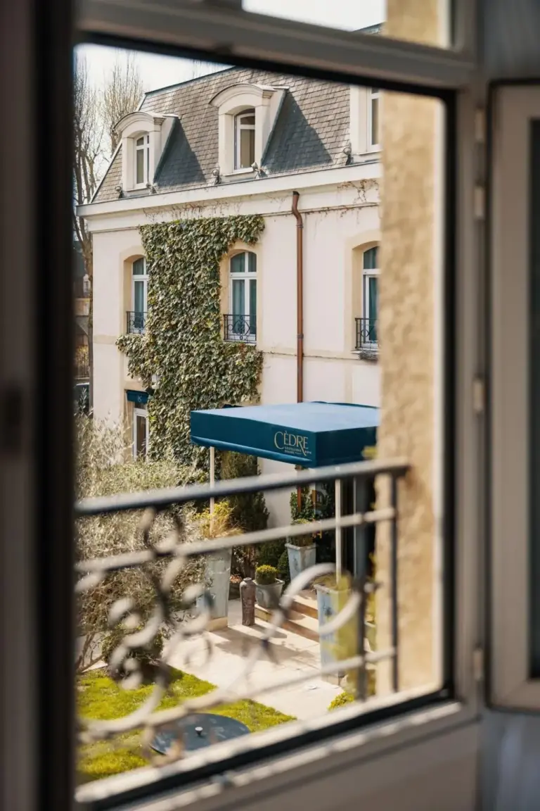 Blick von Cèdre Beaune aus dem Zimmerfenster