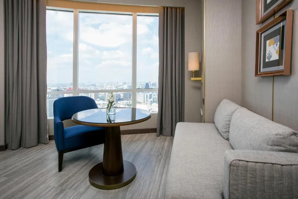 Espace de séjour dans une chambre au Centara Grand au CentralWorld à Bangkok