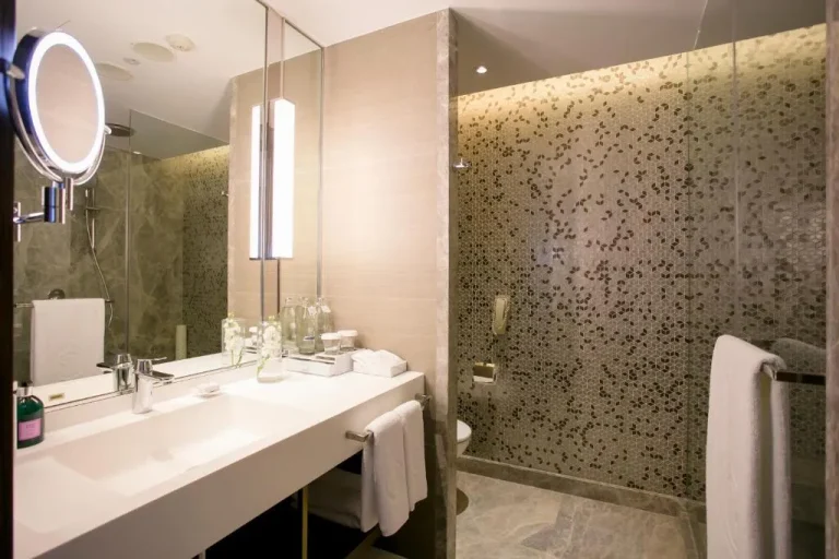 Salle de bain élégante au Centara Grand à CentralWorld à Bangkok