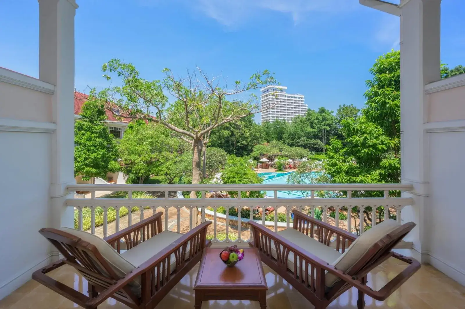 Centara Grand Beach Resort Hua Hin – Hotel in Hua Hin, Thailand – ein Balkon mit zwei Stühlen und einem Tisch sowie Aussicht im Centara Grand Beach Resort Hua Hin in Hua Hin